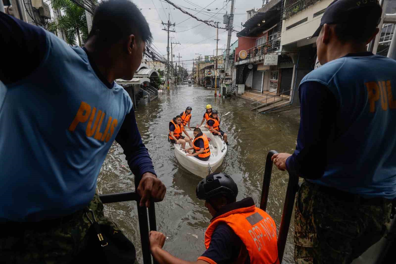 Filipinler’i vuran Süper Tayfun’da can kaybı 4’e yükseldi 5 filipinleri vuran super tayfunda can kaybi 4e yukseldi 1 jEYdX7nY