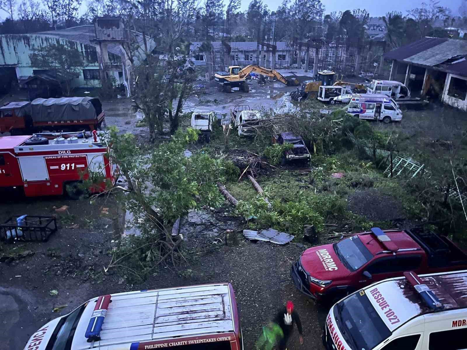 Filipinler’i vuran Süper Tayfun’da can kaybı 4’e yükseldi 14 filipinleri vuran super tayfunda can kaybi 4e yukseldi 10 r99GrDAi