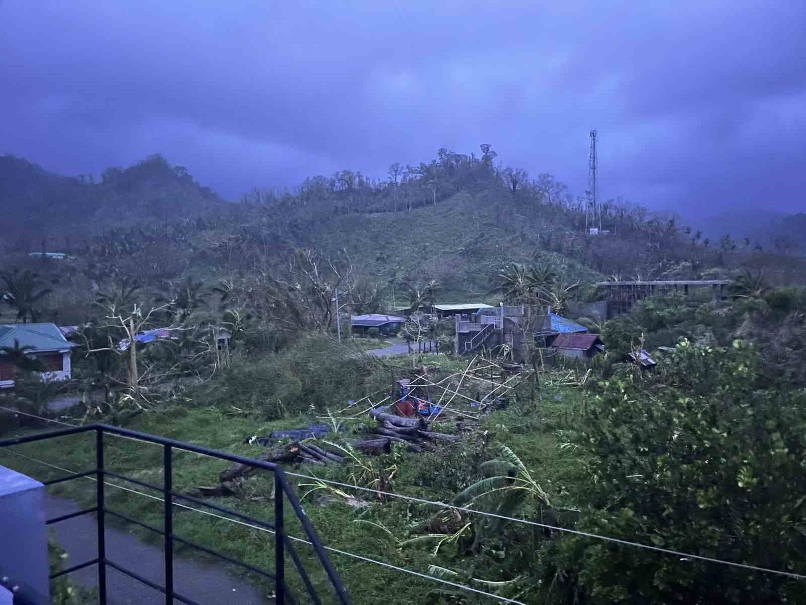 Filipinler’i vuran Süper Tayfun’da can kaybı 4’e yükseldi 11 filipinleri vuran super tayfunda can kaybi 4e yukseldi 7 NcJcCU3m