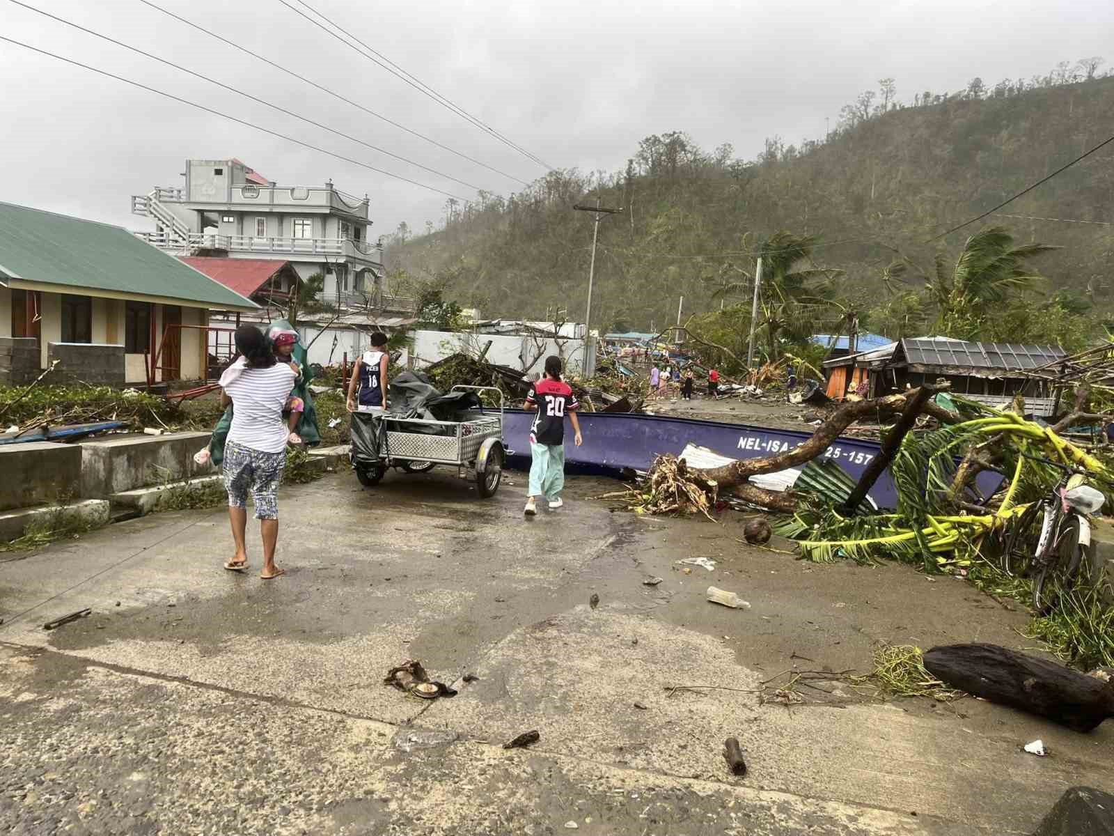 Filipinler’i vuran Süper Tayfun’da can kaybı 4’e yükseldi 12 filipinleri vuran super tayfunda can kaybi 4e yukseldi 8 Fmd1evC1