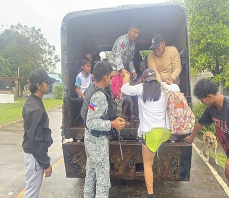 filipinleri vuran super tayfunda olu sayisi 27ye yukseldi 2 kisi kayip 2 mQ7FdEM8