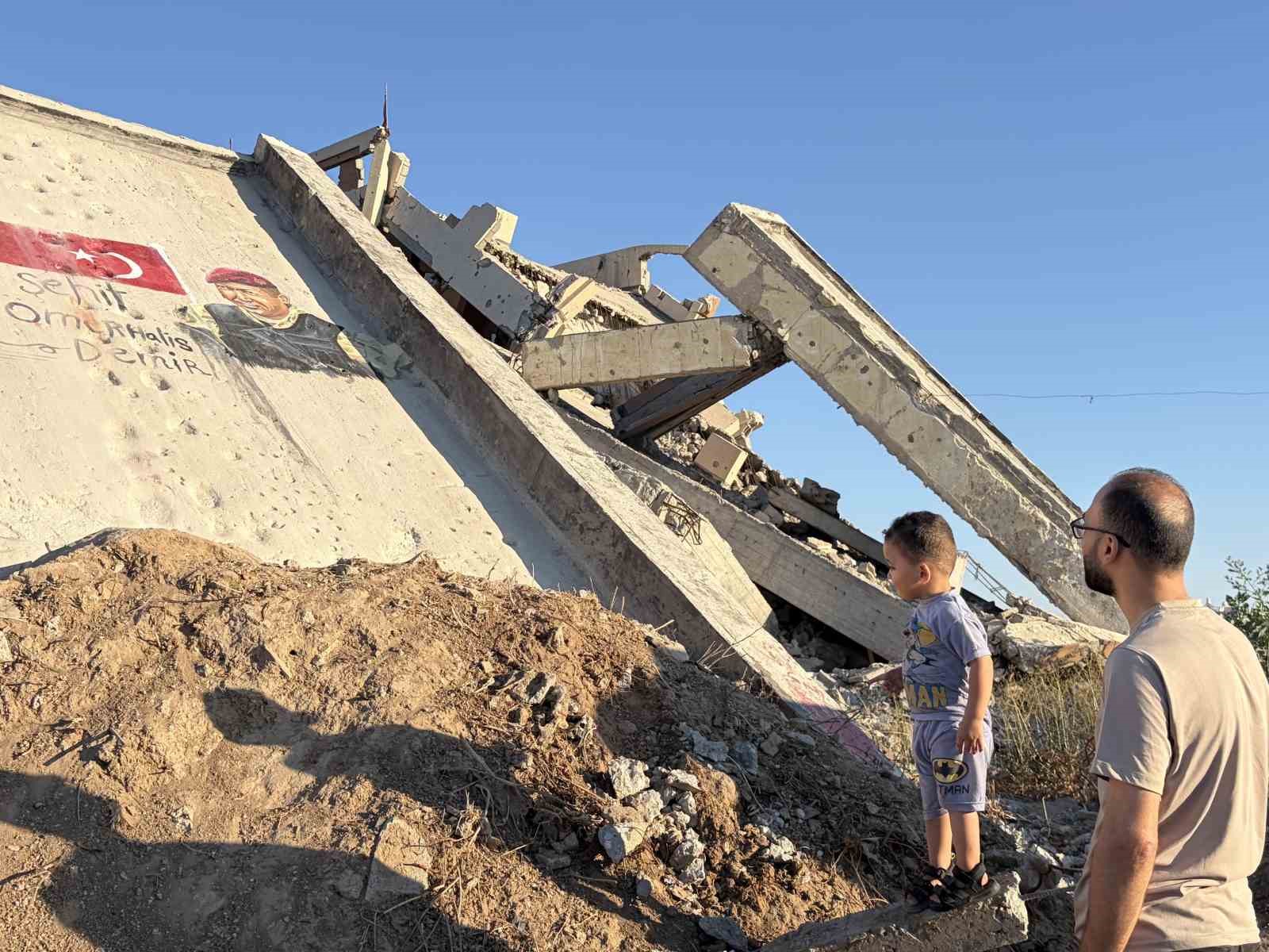 Filistinli sanatçılar, Şehit Ömer Halisdemir’i duvara çizdikleri resimle andı 4 filistinli sanatcilar sehit omer halisdemiri duvara cizdikleri resimle andi 0 hzKfuptb