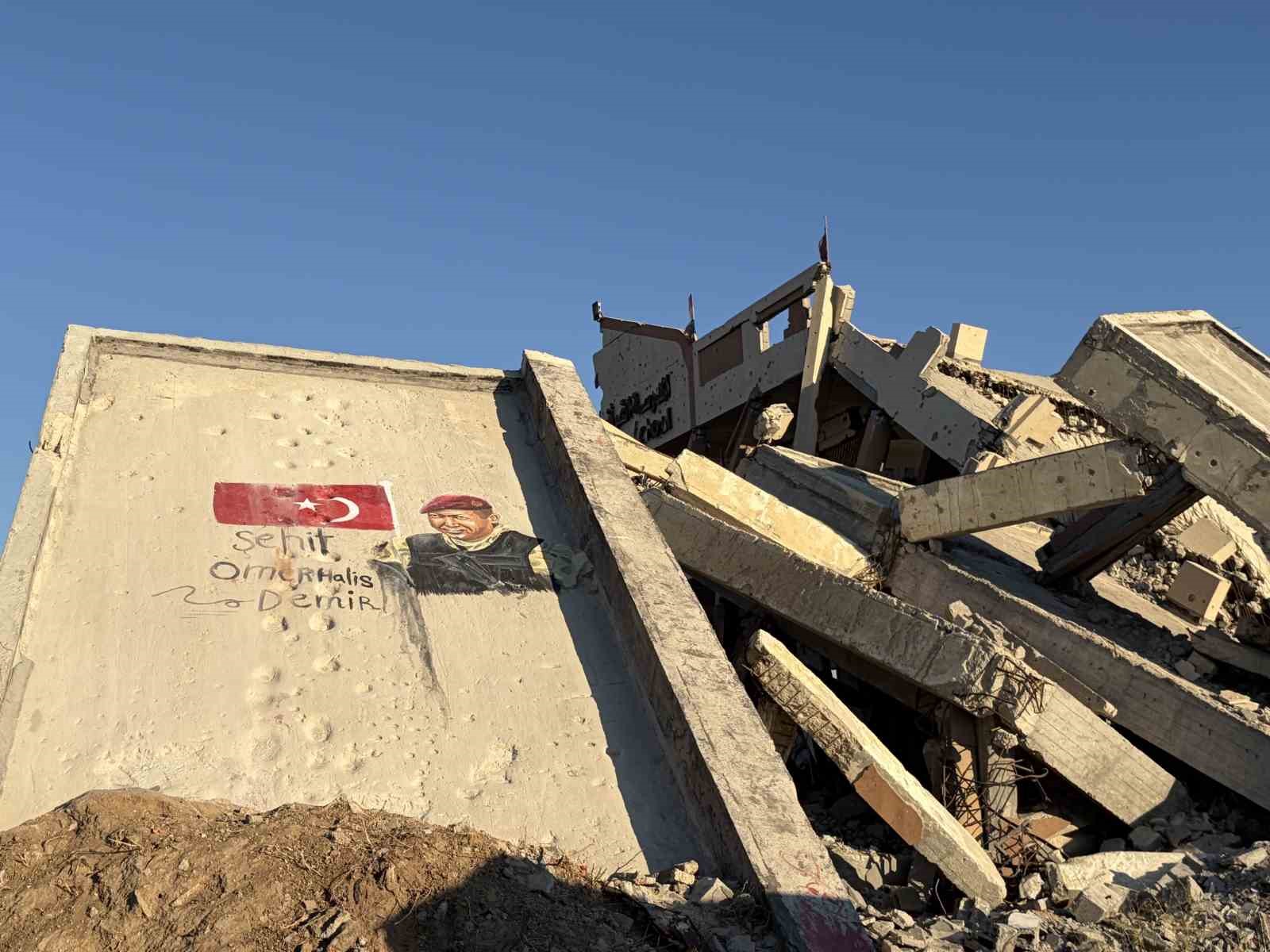 Filistinli sanatçılar, Şehit Ömer Halisdemir’i duvara çizdikleri resimle andı 5 filistinli sanatcilar sehit omer halisdemiri duvara cizdikleri resimle andi 1 yYktsXOH