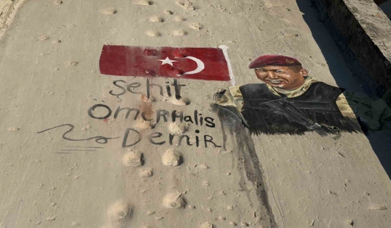 filistinli-sanatcilar-sehit-omer-halisdemiri-duvara-cizdikleri-resimle-andi-t9HqKJB1.jpg