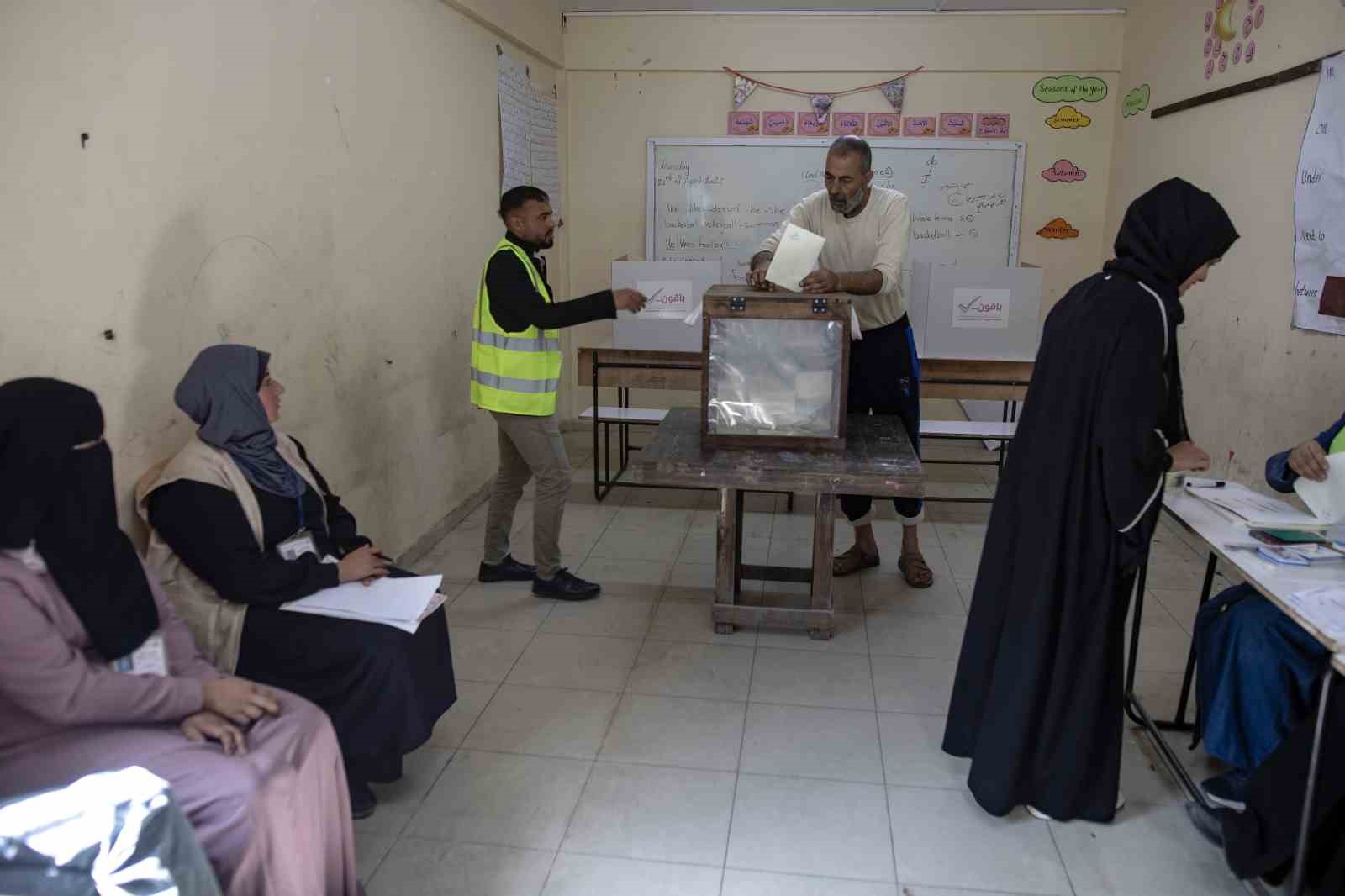 filistinliler yerel secim icin sandik basinda 6 rYX256BA