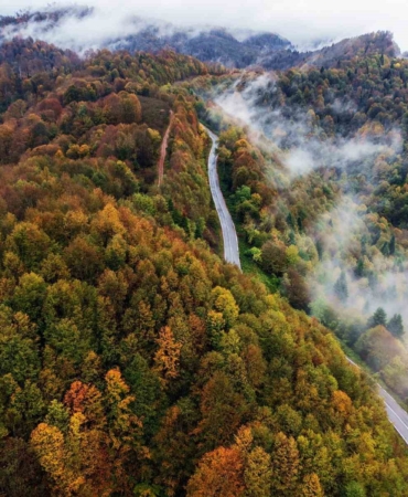 film-platosunu-aratmayan-manzara-sisler-altindaki-cam-dagi-hayran-birakti-eiNj5PJh.jpg