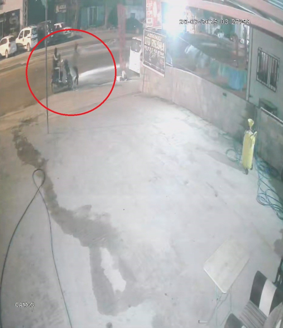 Film sahnelerini aratmayan görüntü: Motosikletle gelen maskeli 2 şahıs pompalı tüfeklerle iş yerini kurşunladı 9 film sahnelerini aratmayan goruntu motosikletle gelen maskeli 2 sahis pompali tufeklerle is yerini kursunladi npcETWy5