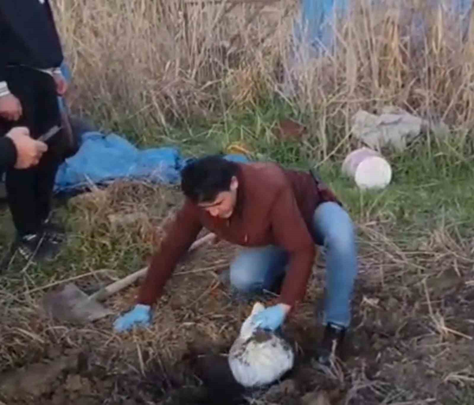 Filmleri aratmayan milyonlarca liralık kuyumcu soygununda, altınlar 4 farklı noktada toprağa gömülü bulundu 4 filmleri aratmayan milyonlarca liralik kuyumcu soygununda altinlar 4 farkli noktada topraga gomulu bulundu 0 ZfTL7n3q