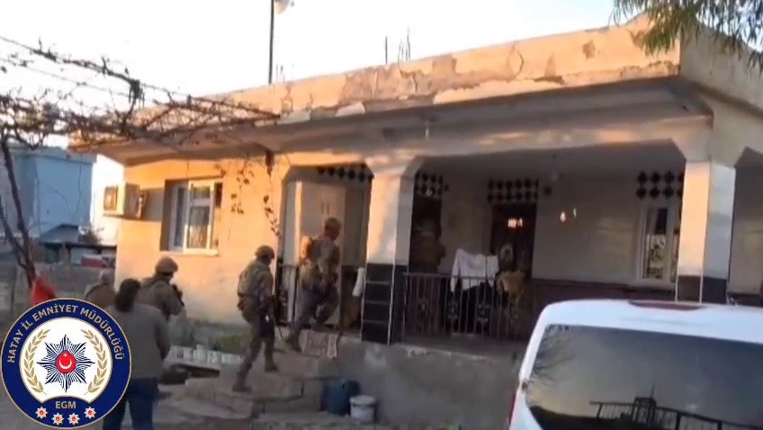 Filmleri aratmayan milyonlarca liralık kuyumcu soygununda, altınlar 4 farklı noktada toprağa gömülü bulundu 9 filmleri aratmayan milyonlarca liralik kuyumcu soygununda altinlar 4 farkli noktada topraga gomulu bulundu 5 eZYXOXvJ