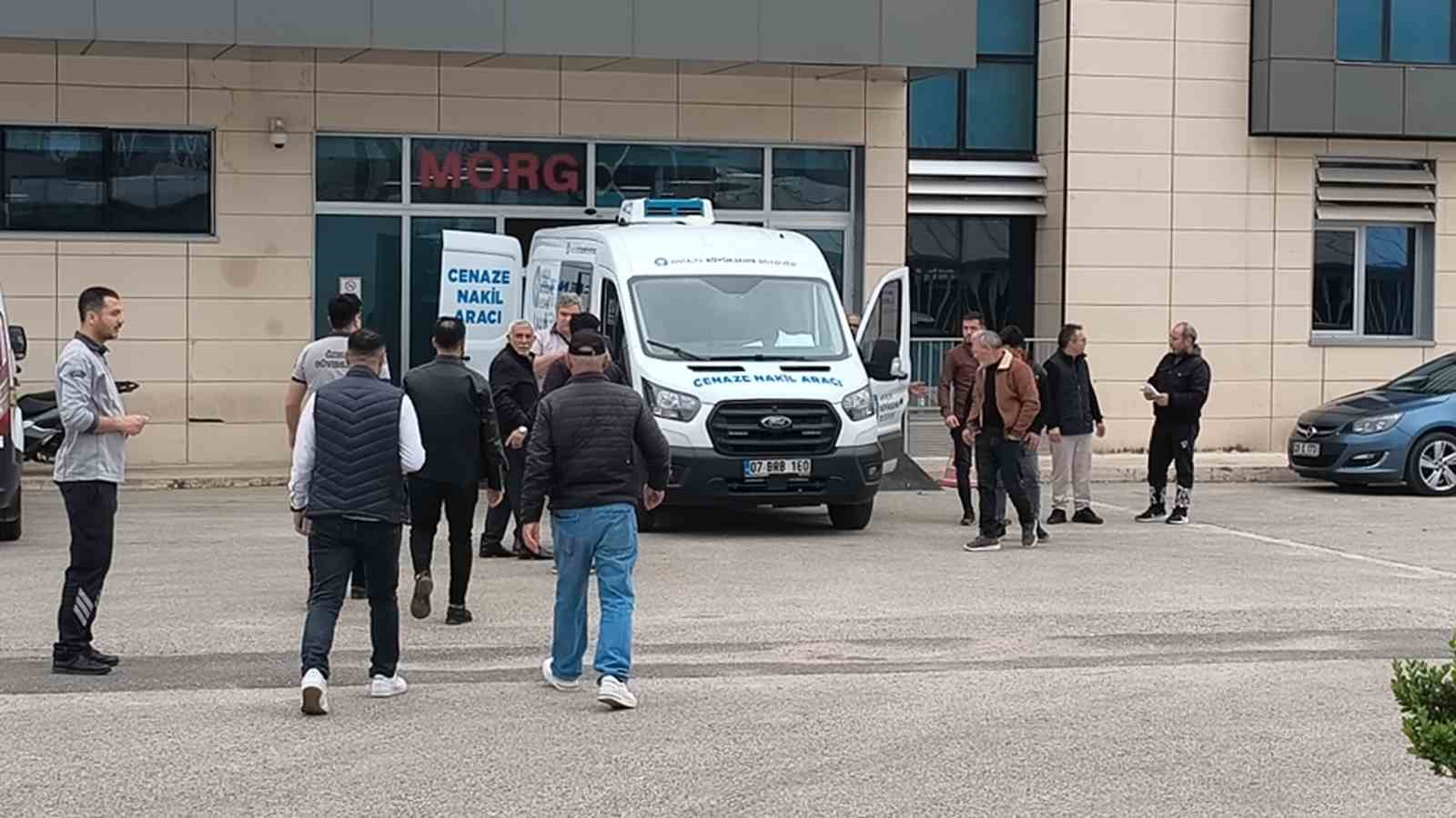 finike kumluca yolunda kaza 1 olu 5 yarali 1 cZ8tawyI