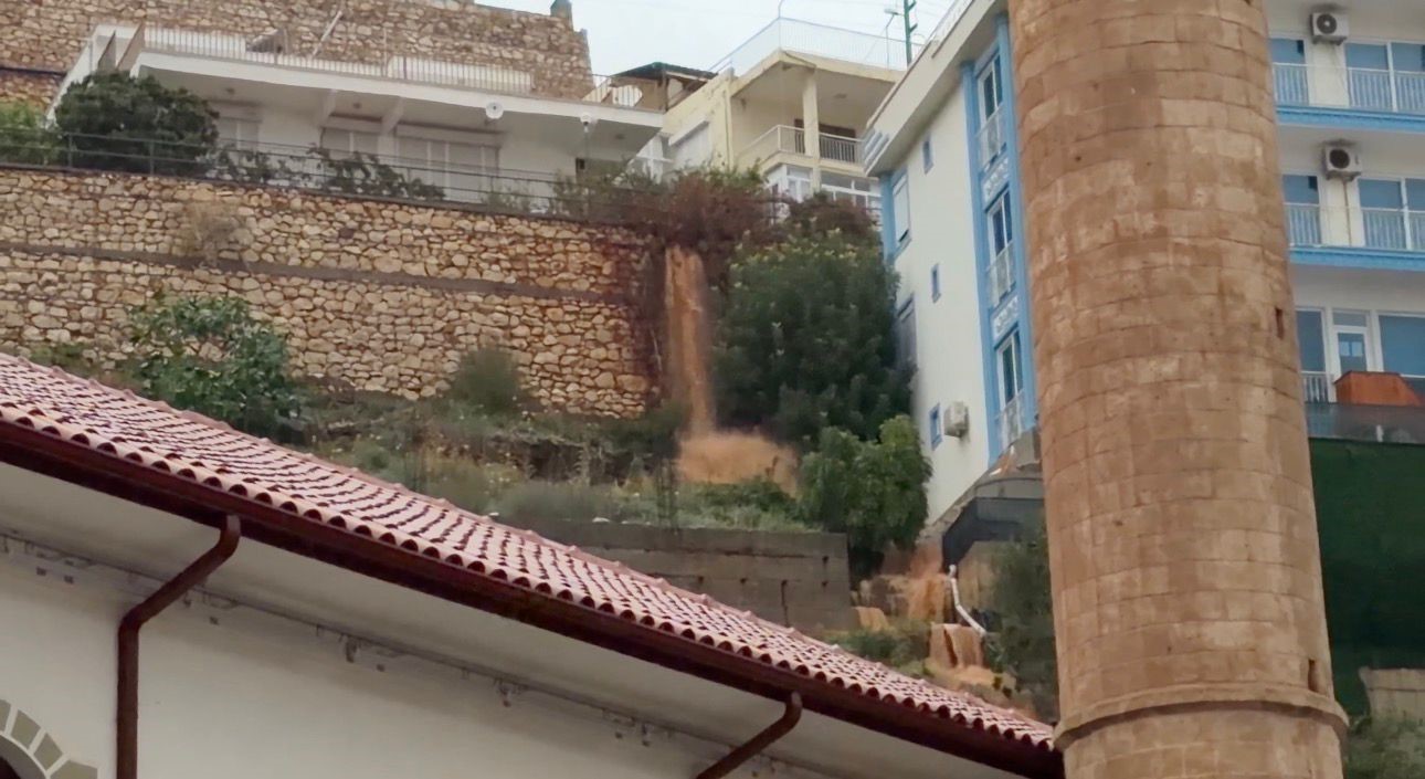 Finike’de fırtına sebebiyle tekne kıyıya sürüklendi, denizin rengi çamura döndü 7 finikede firtina sebebiyle tekne kiyiya suruklendi denizin rengi camura dondu 3 fYj2A2zA