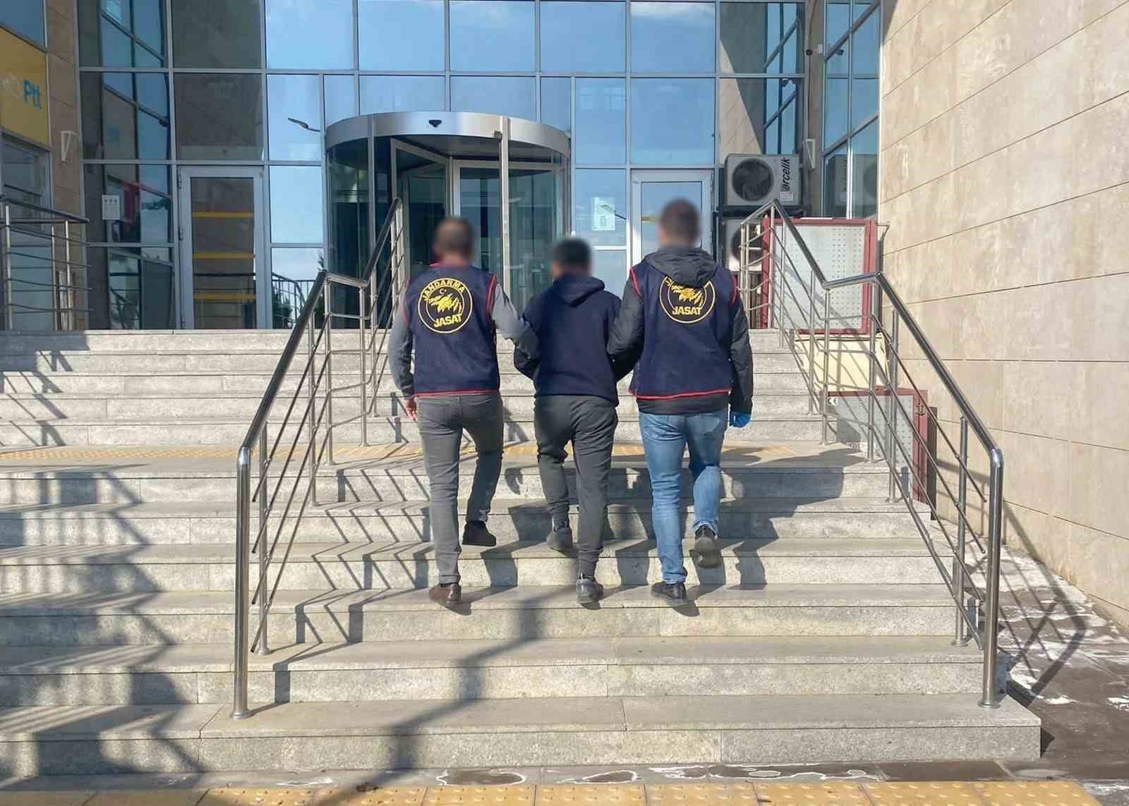 Firari FETÖ’cüler yakalanıp cezaevine gönderildi 5 firari fetoculer yakalanip cezaevine gonderildi 1 5Fctn77b