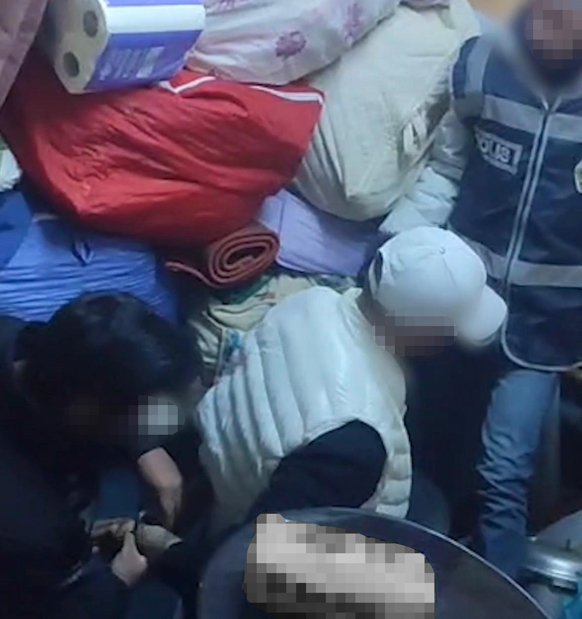 firari hukumlu evde halilarin arasinda yakalandi 4 rqDnM3gP