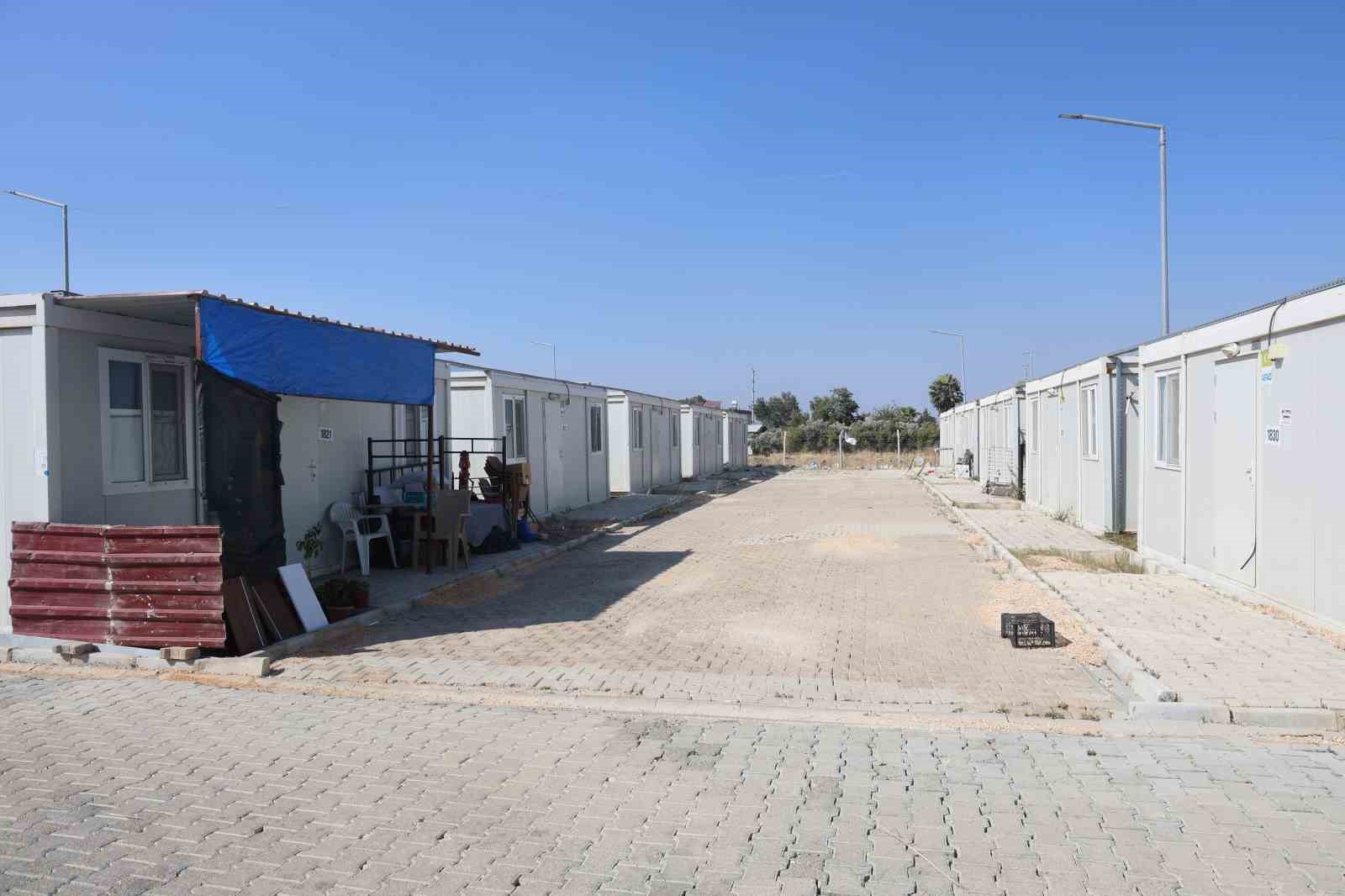 firari maymun ortaligi birbirine kattigi konteyner kentte kendisine ekmek vermek isteyen kadini yaraladi 5 HGjEirlJ