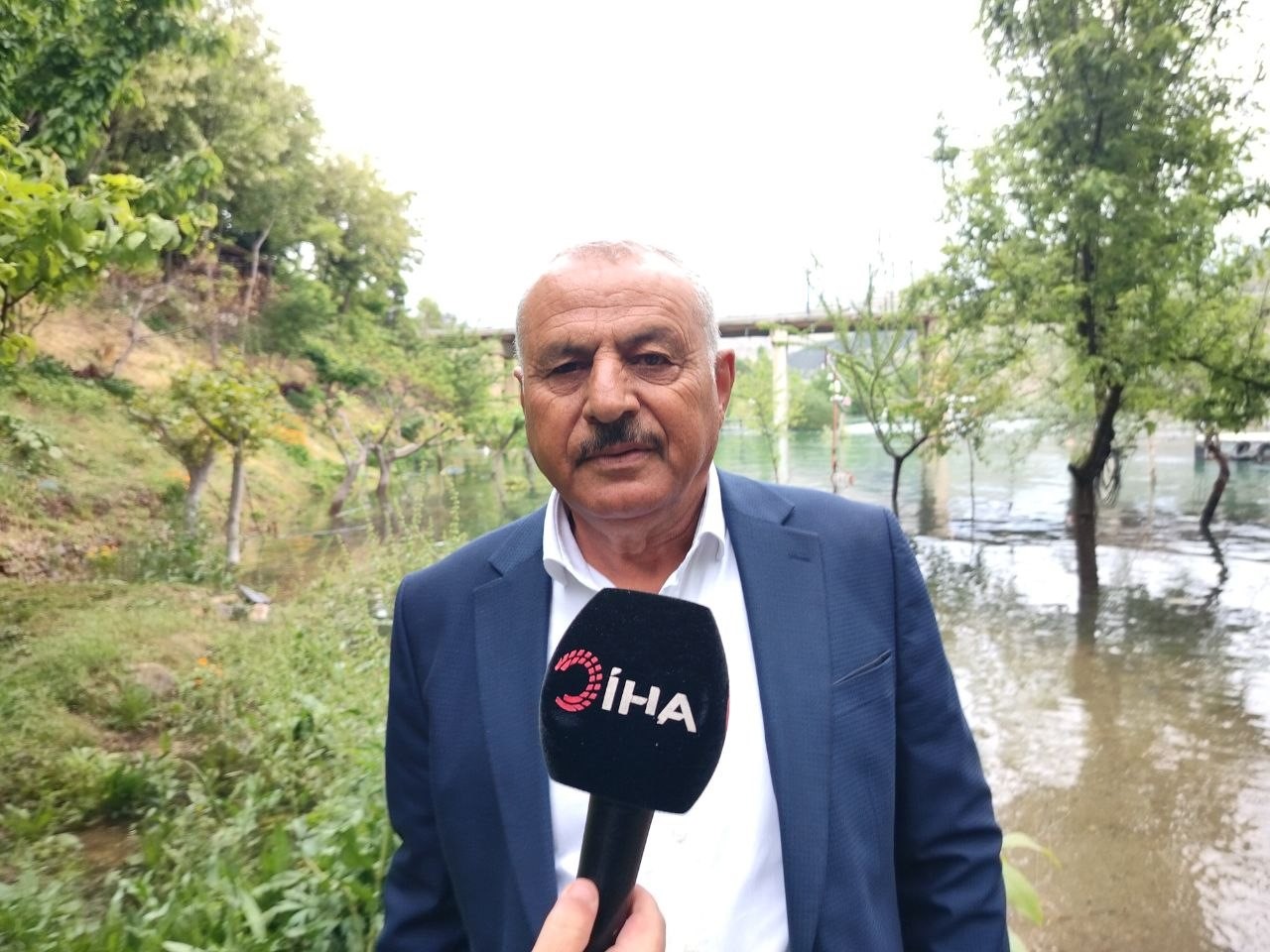 firat nehrinde akinti artti binlerce balik kiyiya akin etti 1 KgwmgN4z