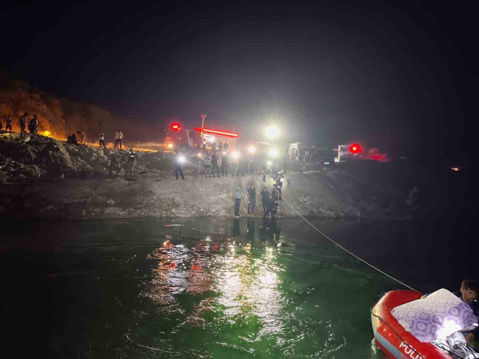 Fırat Nehri’nde su seviyesinin yükselmesi ile mahsur kalan 26 kişi kurtarıldı 4 firat nehrinde su seviyesinin yukselmesi ile mahsur kalan 26 kisi kurtarildi 0 Q6XRQ2RP