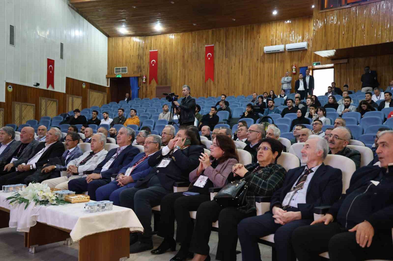 firat universitesi 5 geleneksel mezunlar bulusmasi renkli anlara sahne oldu 3