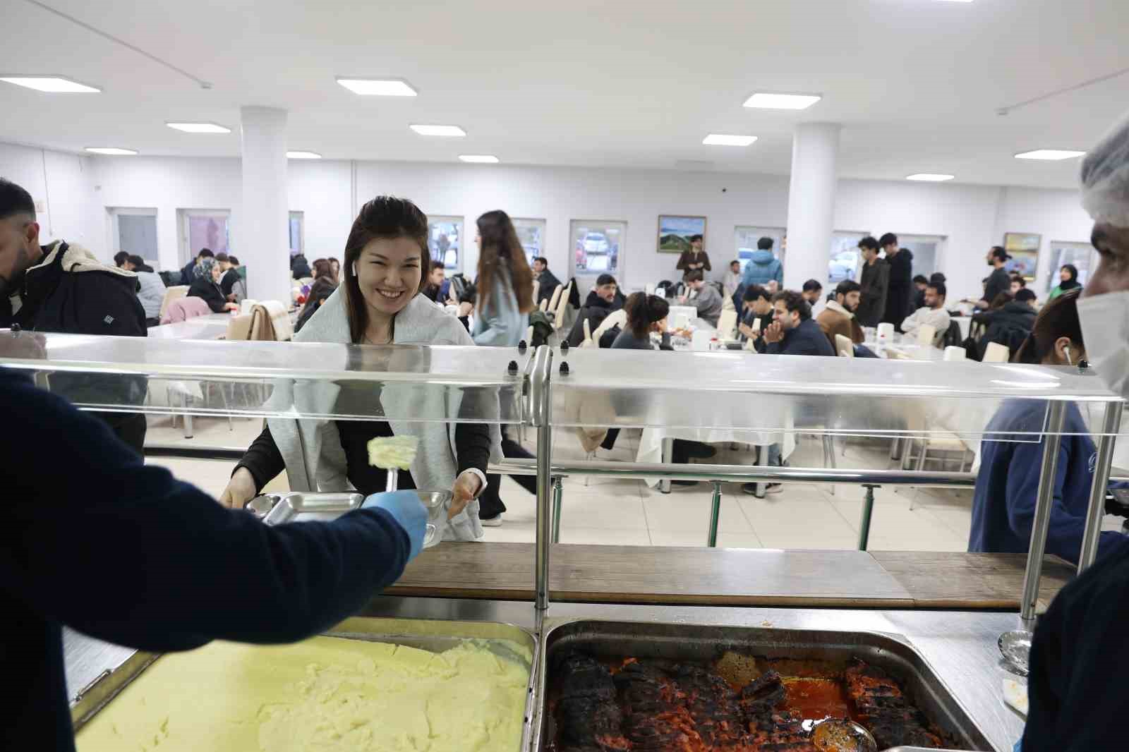 firat universitesinde ogrenciler ramazan ayinda anne yemekleriyle iftarini aciyor 1 myK22PZA