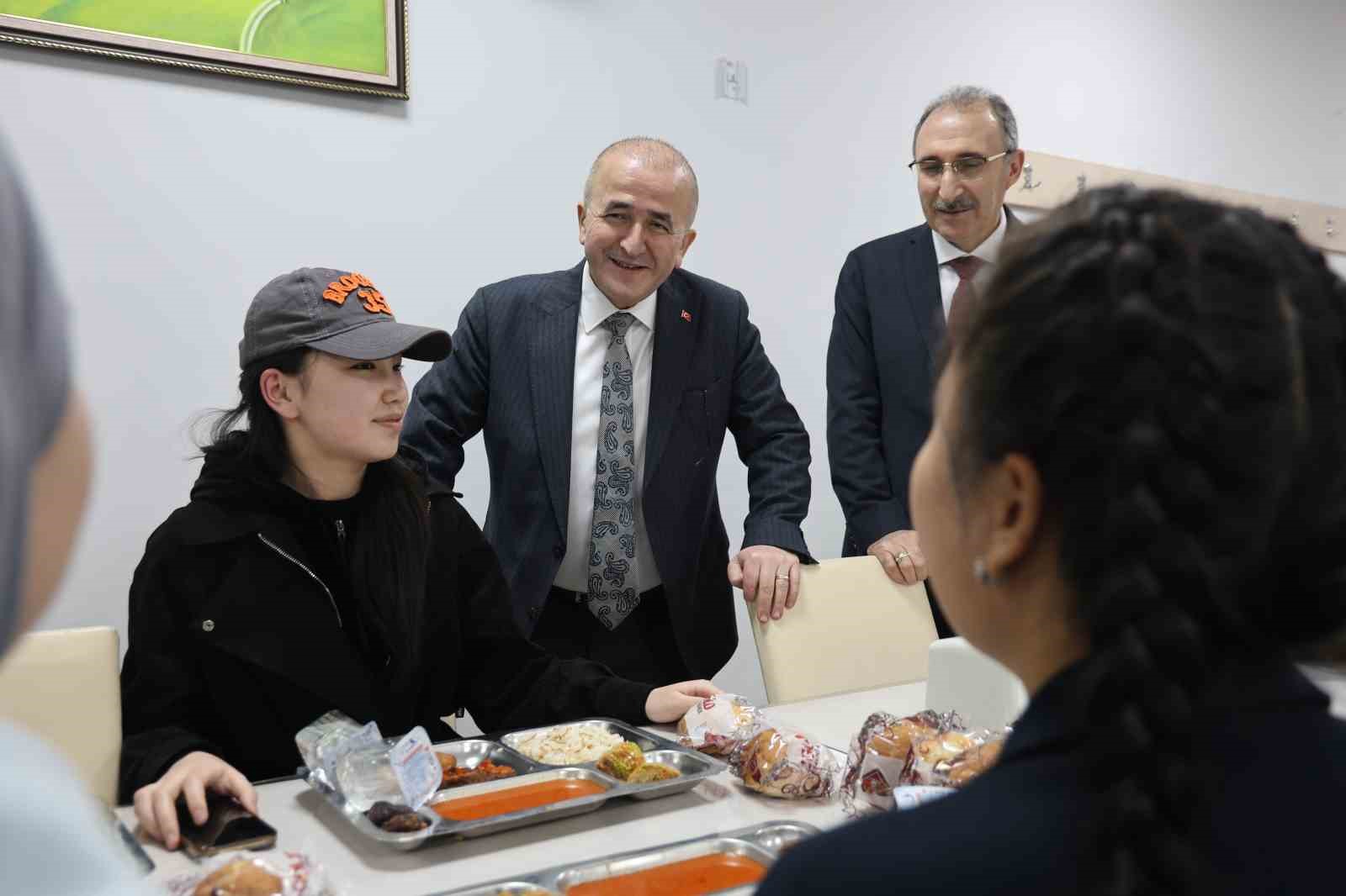 firat universitesinde ogrenciler ramazan ayinda anne yemekleriyle iftarini aciyor 2 G5buyJvd