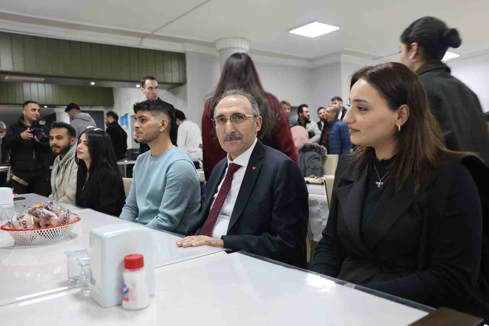 firat universitesinde ogrenciler ramazan ayinda anne yemekleriyle iftarini aciyor 3 TV8t3q3k