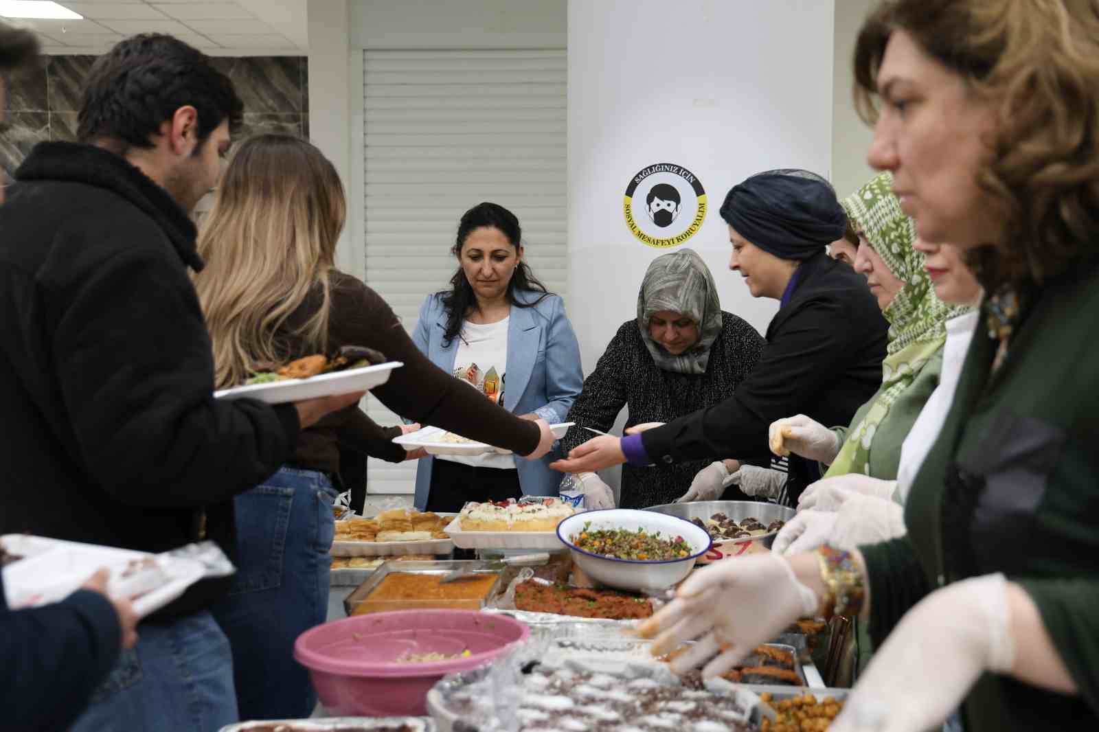 firat universitesinde sinav oncesi ogrencilere 150 cesit ev yemegi ikram edildi 2