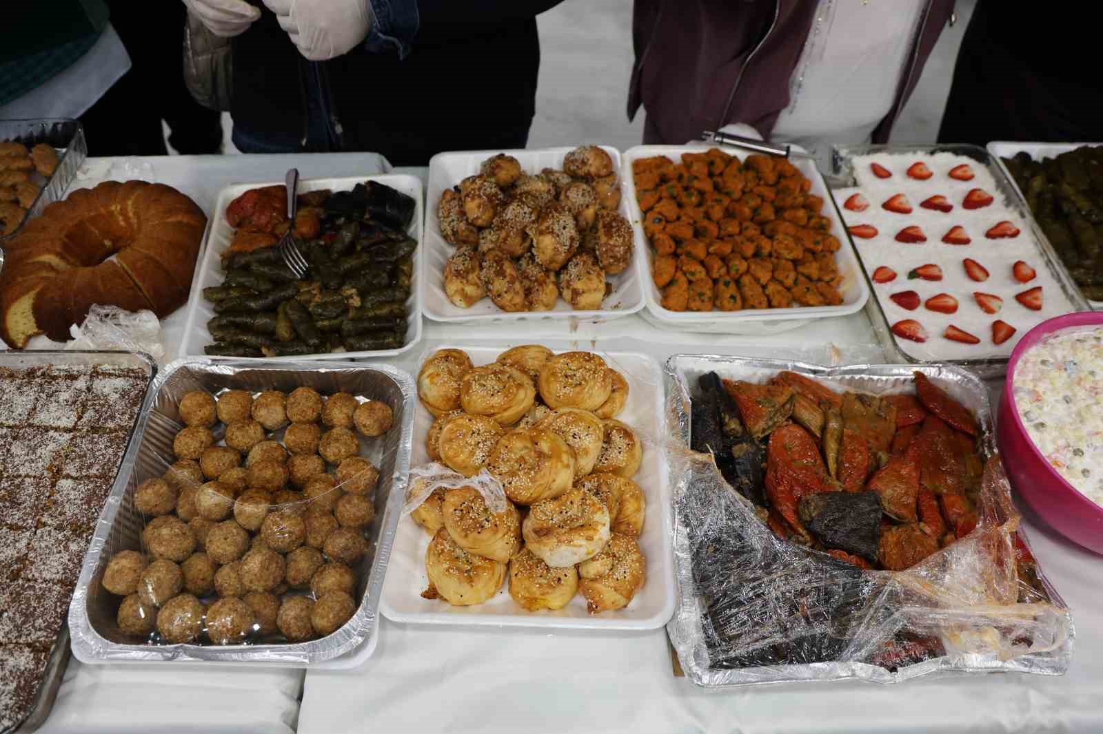 firat universitesinde sinav oncesi ogrencilere 150 cesit ev yemegi ikram edildi 7 D2FLshwA