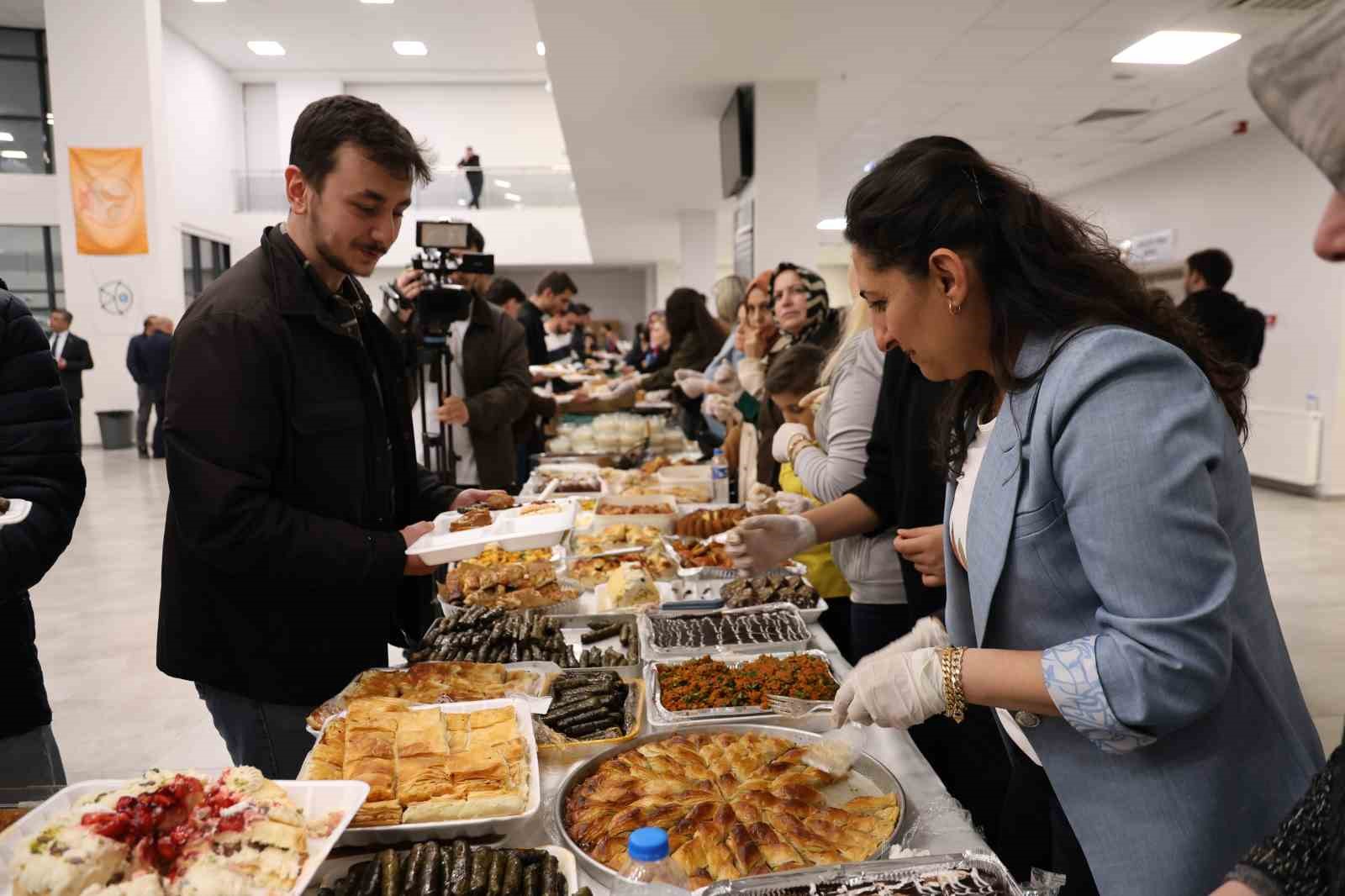 firat universitesinde sinav oncesi ogrencilere 150 cesit ev yemegi ikram edildi 8