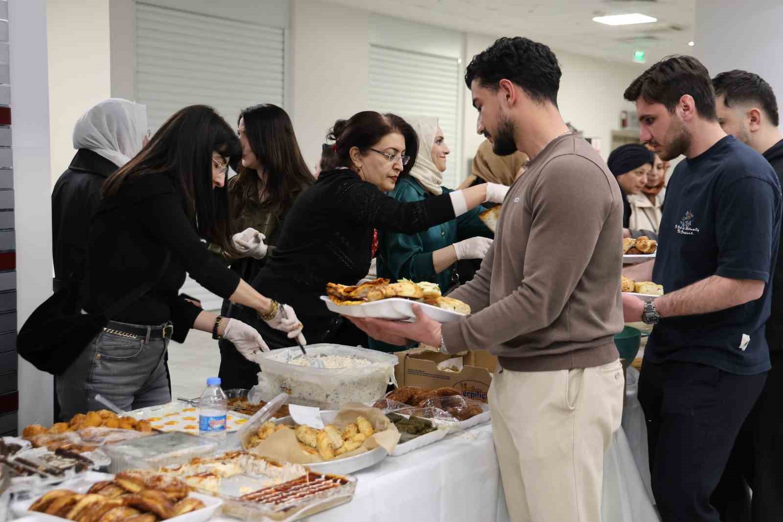 firat universitesinde sinav oncesi ogrencilere 150 cesit ev yemegi ikram edildi 9 HksSeSDN