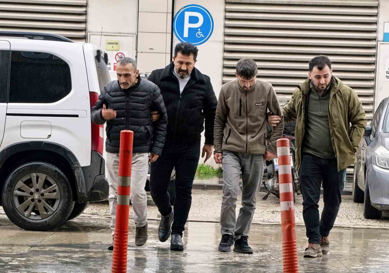 firca sapiyla dehset arkadaslarini agir yaraladilar 2 kisi tutuklandi 0 mI8JfZZ2