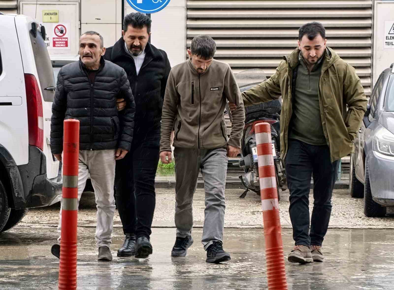 firca sapiyla dehset arkadaslarini agir yaraladilar 2 kisi tutuklandi 1