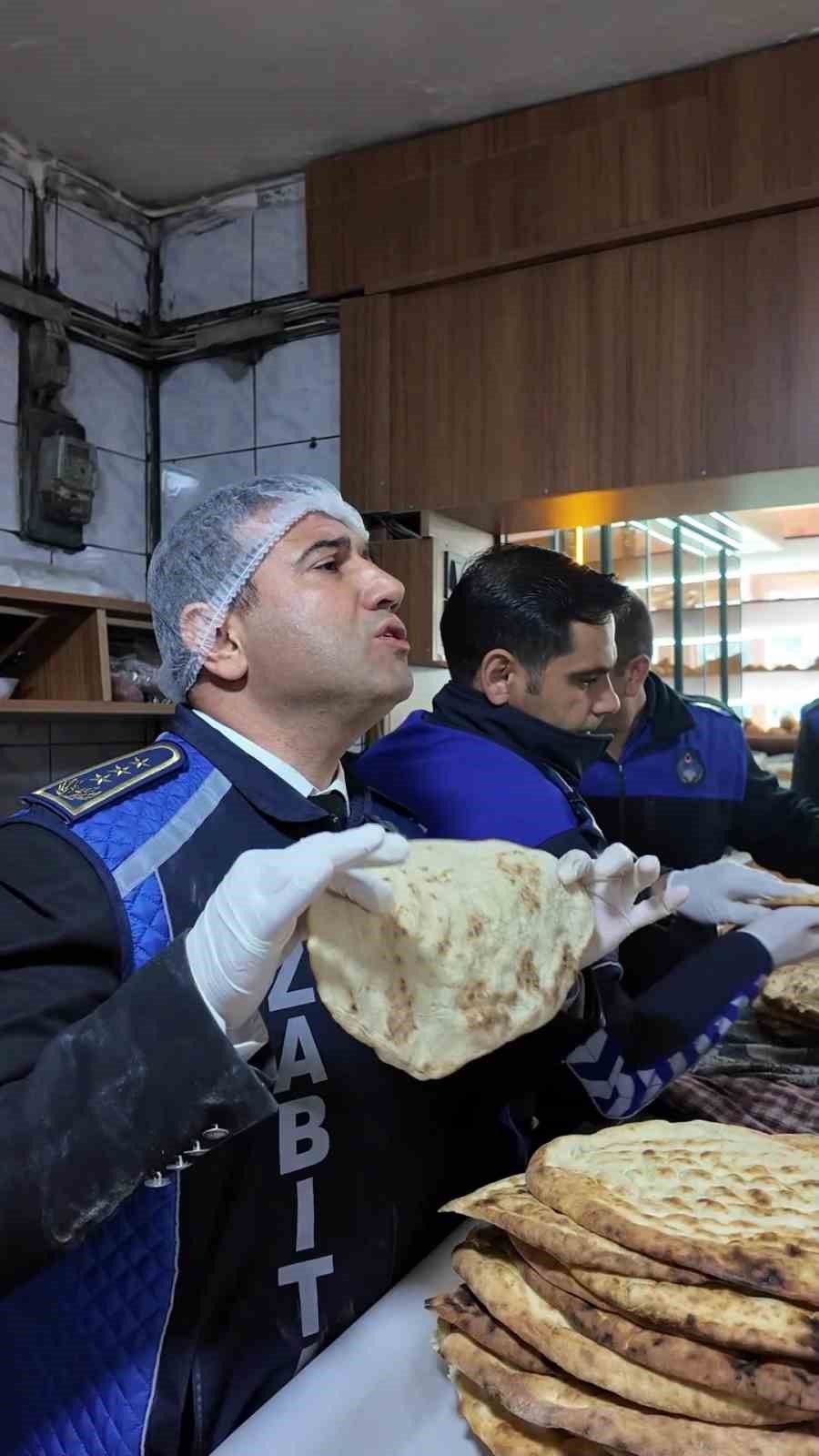 Fırında ortaya çıkan görüntülere tepki gösteren zabıta müdürü: "Fareyi geçtim, yılan çıkacak diye korkuyorum" 7 firinda ortaya cikan goruntulere tepki gosteren zabita muduru fareyi gectim yilan cikacak diye korkuyorum dC4fOfm8