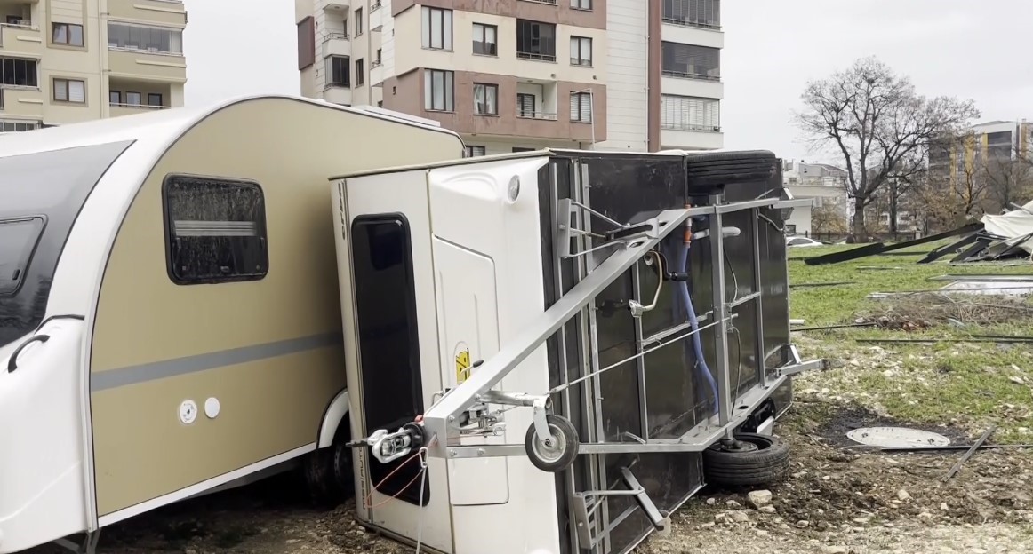 firtina catilari ucurdu karavanlari devirdi 2 BZ3Zu2EH