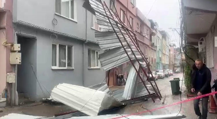 firtina catilari ucurdu karavanlari devirdi 4 1iqFfrFf