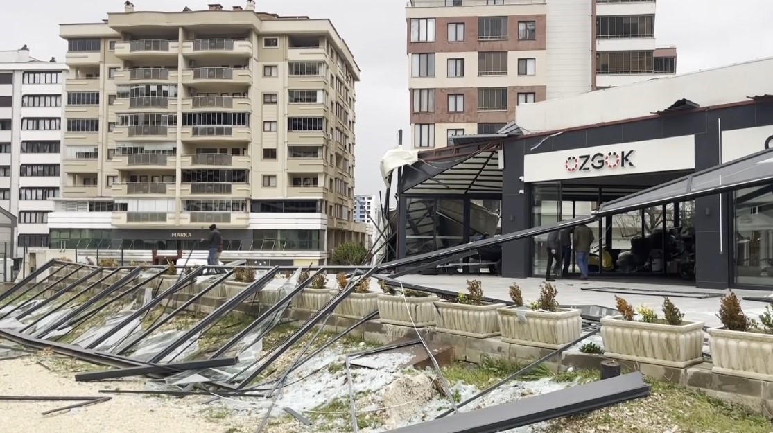 firtina catilari ucurdu karavanlari devirdi 5 YEuyaUQe