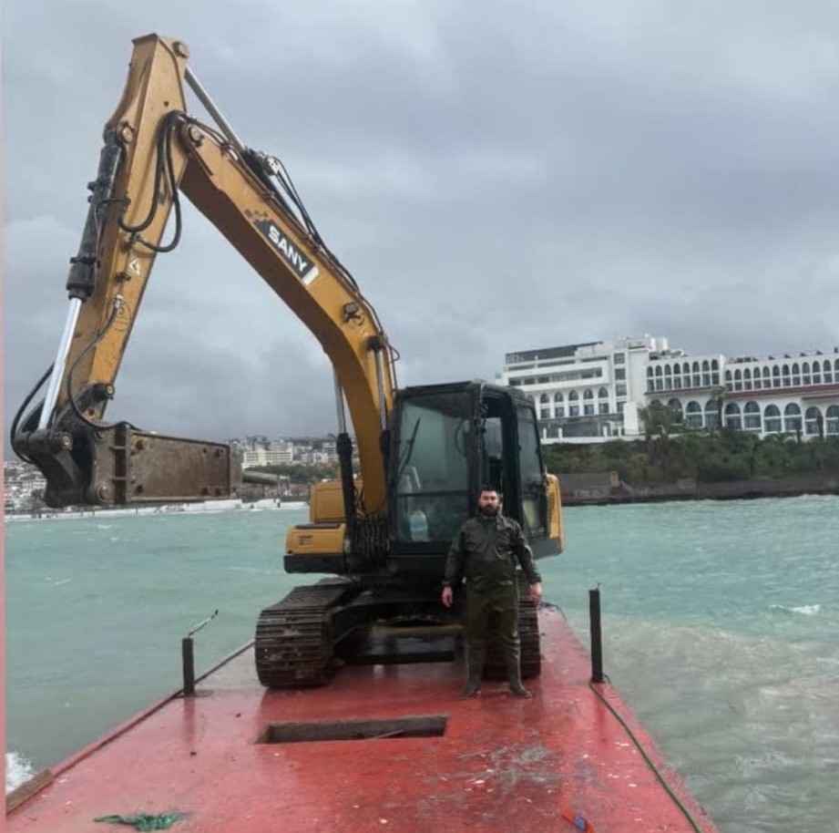 Fırtına, iskelede çalışan işçileri denize düşürdü: 1 ölü, 2 yaralı 9 firtina iskelede calisan iscileri denize dusurdu 1 olu 2 yarali 5 tHluBsZr