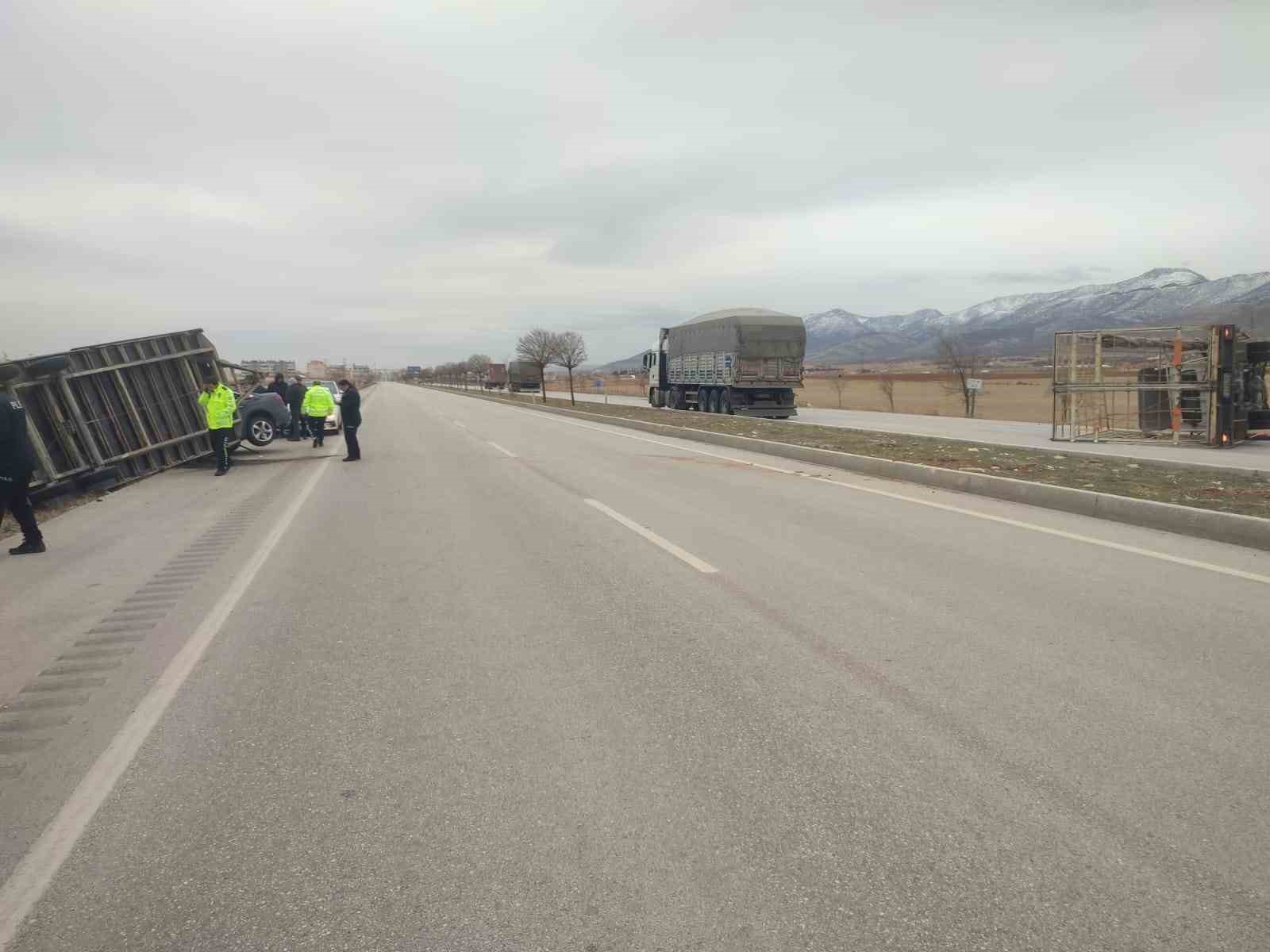 firtina kamyoneti devirip romorku karsi seride firlatti o anlar kamerada 1 IWTlBYmd