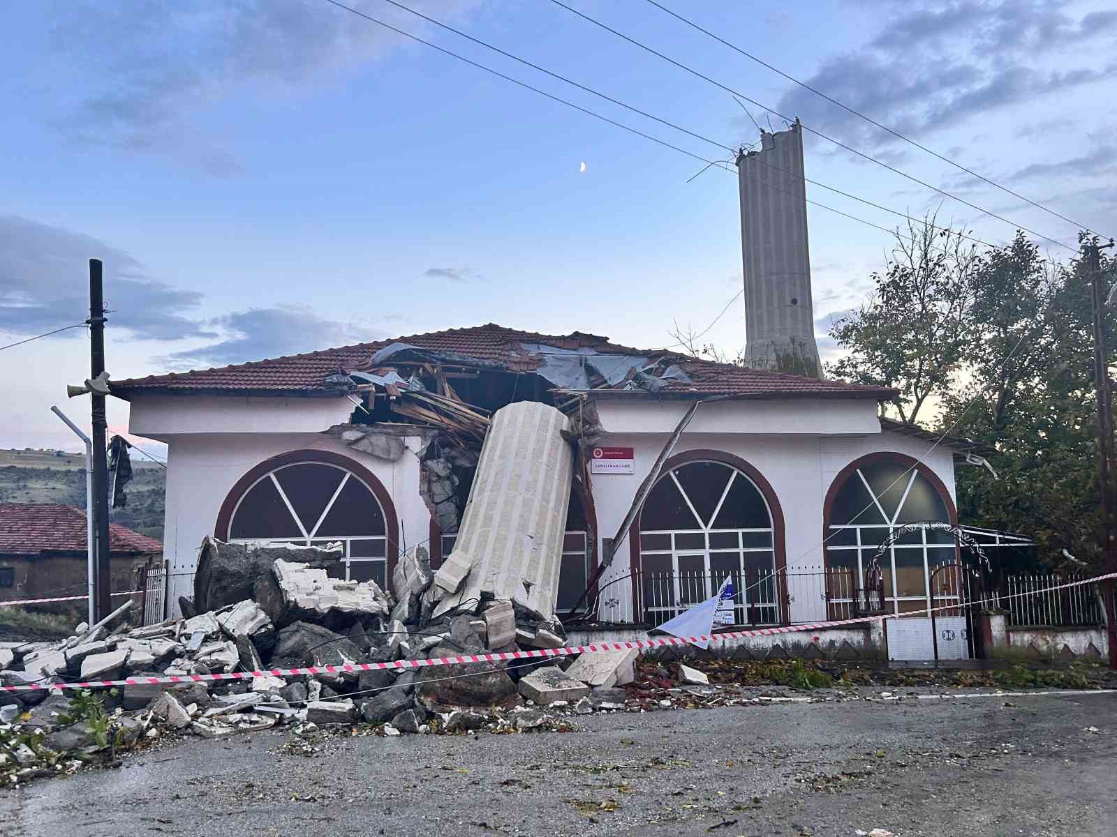 firtina minareyi yikti cemaat olumden dondu 2 nZCRypgh