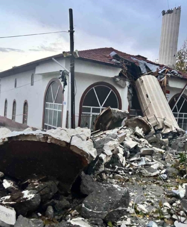 firtina-minareyi-yikti-cemaat-olumden-dondu-YHm7sln3.jpg