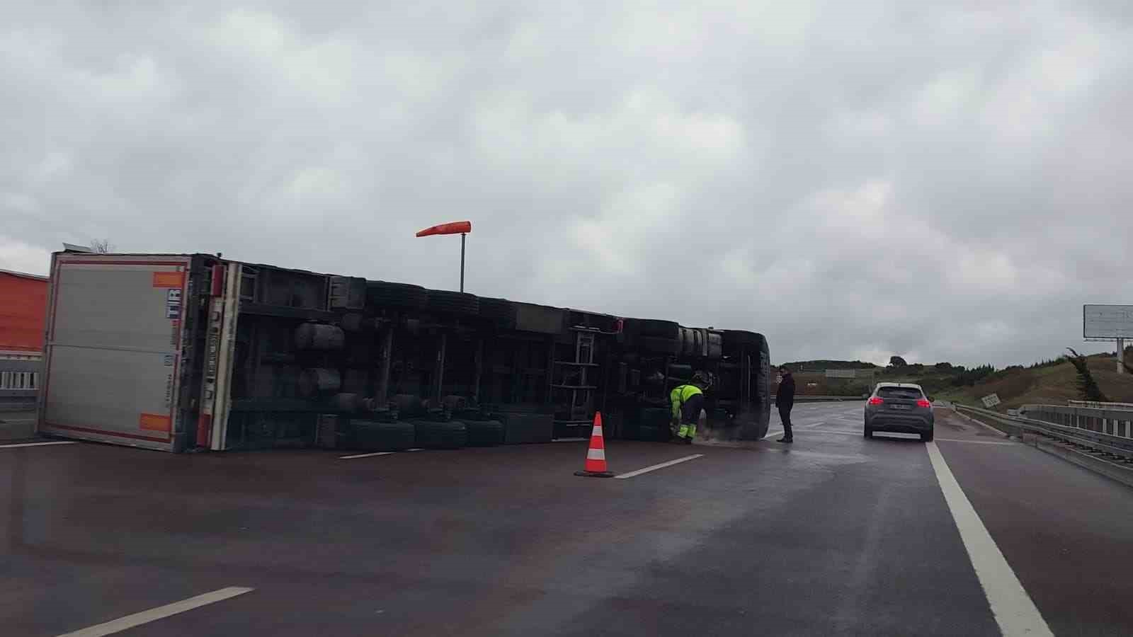 firtina otobanda tiri devirdi surucu kendi imkanlariyla boyle cikti 1 ybgcJ9St