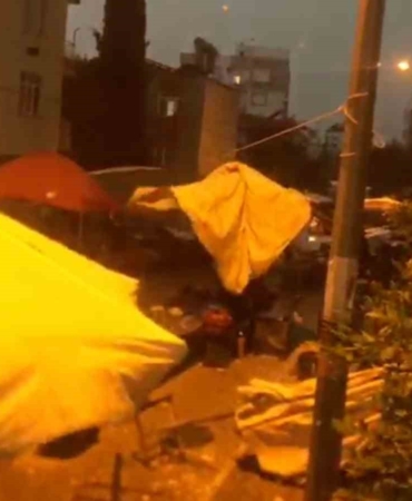 firtina-pazar-yerindeki-guneslikleri-devirdi-tezgahlari-savurdu-UC3pRJiI.jpg