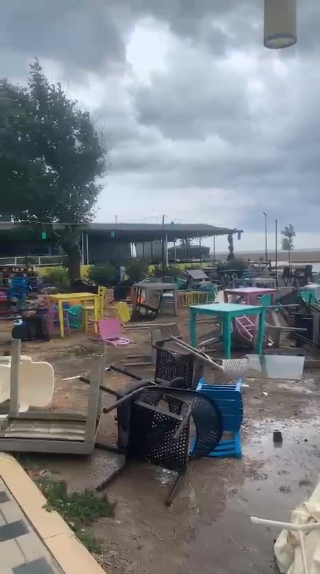 firtina sahili supurdu kafenin masalari yer degistirdi 1 BJVBOmij