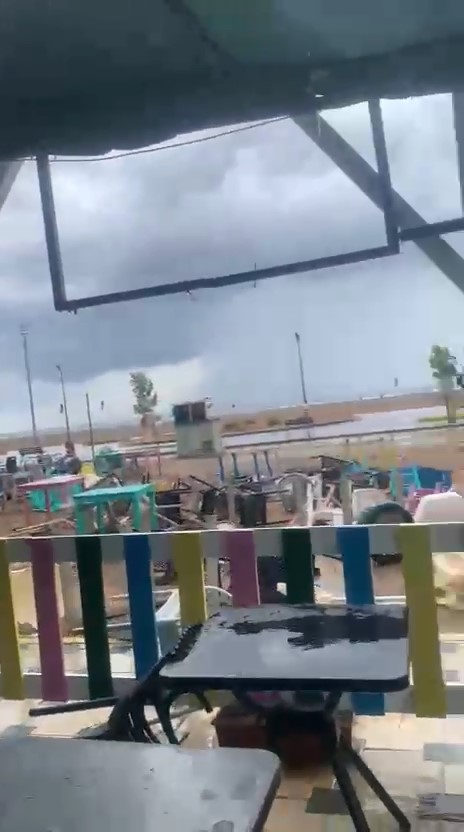 firtina sahili supurdu kafenin masalari yer degistirdi 2 4AyHpbGd