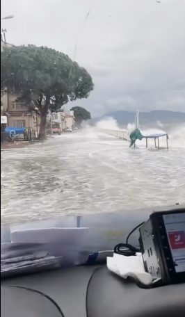 firtina sebebiyle kara ile deniz birlesti tekneler batti 0 7n1VAktW