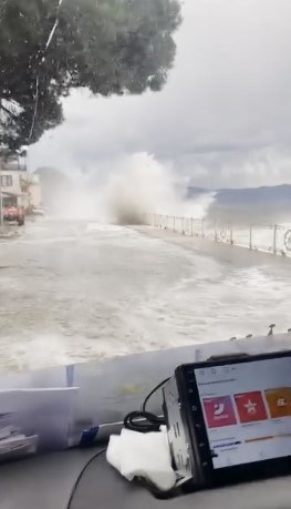 firtina sebebiyle kara ile deniz birlesti tekneler batti 1 KleJJpet