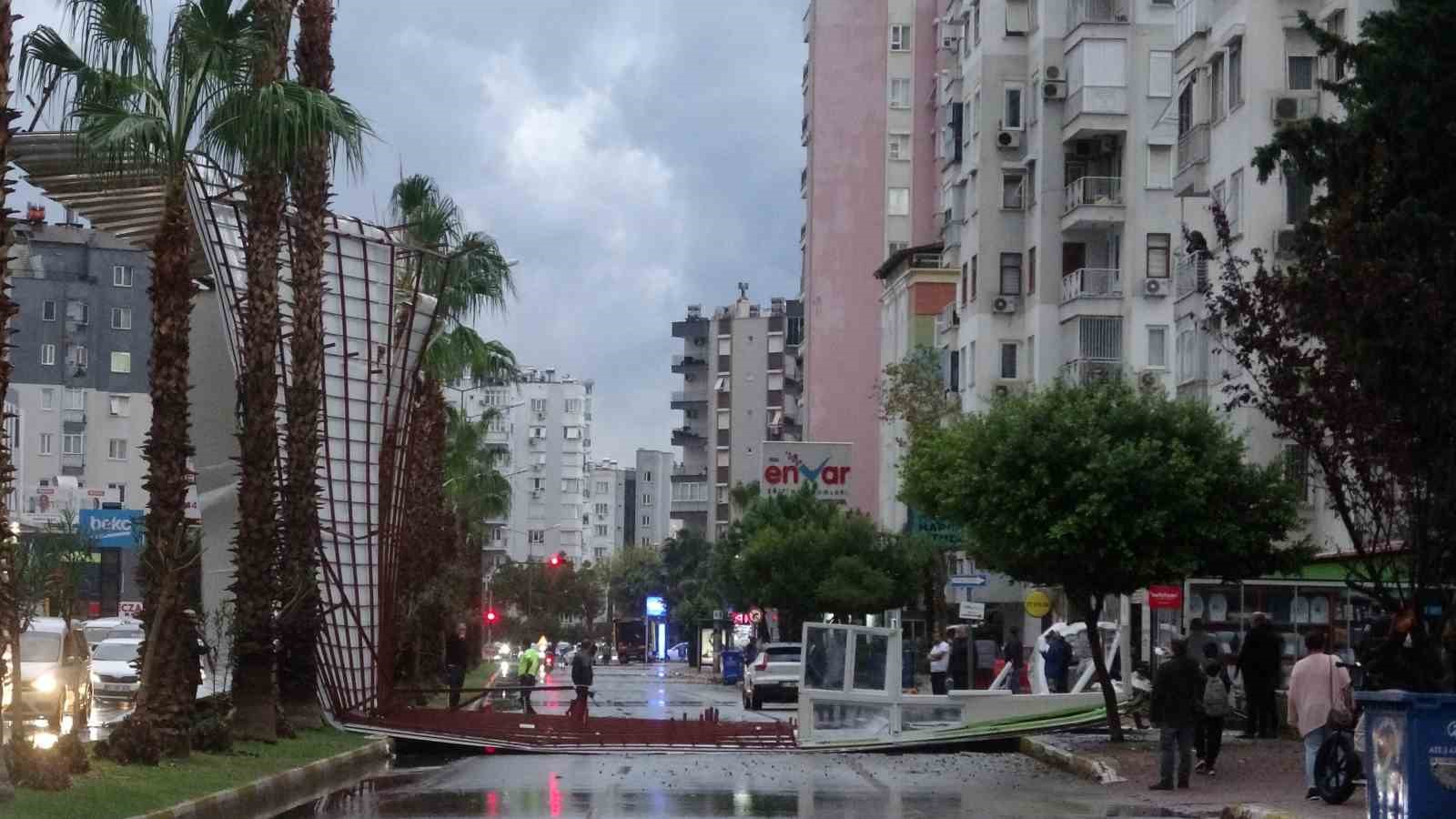 Fırtına tonlarca ağırlıktaki çatıyı karayoluna savurdu, muhtemel faciadan dönüldü 5 firtina tonlarca agirliktaki catiyi karayoluna savurdu muhtemel faciadan donuldu 1 b5JfCrJb
