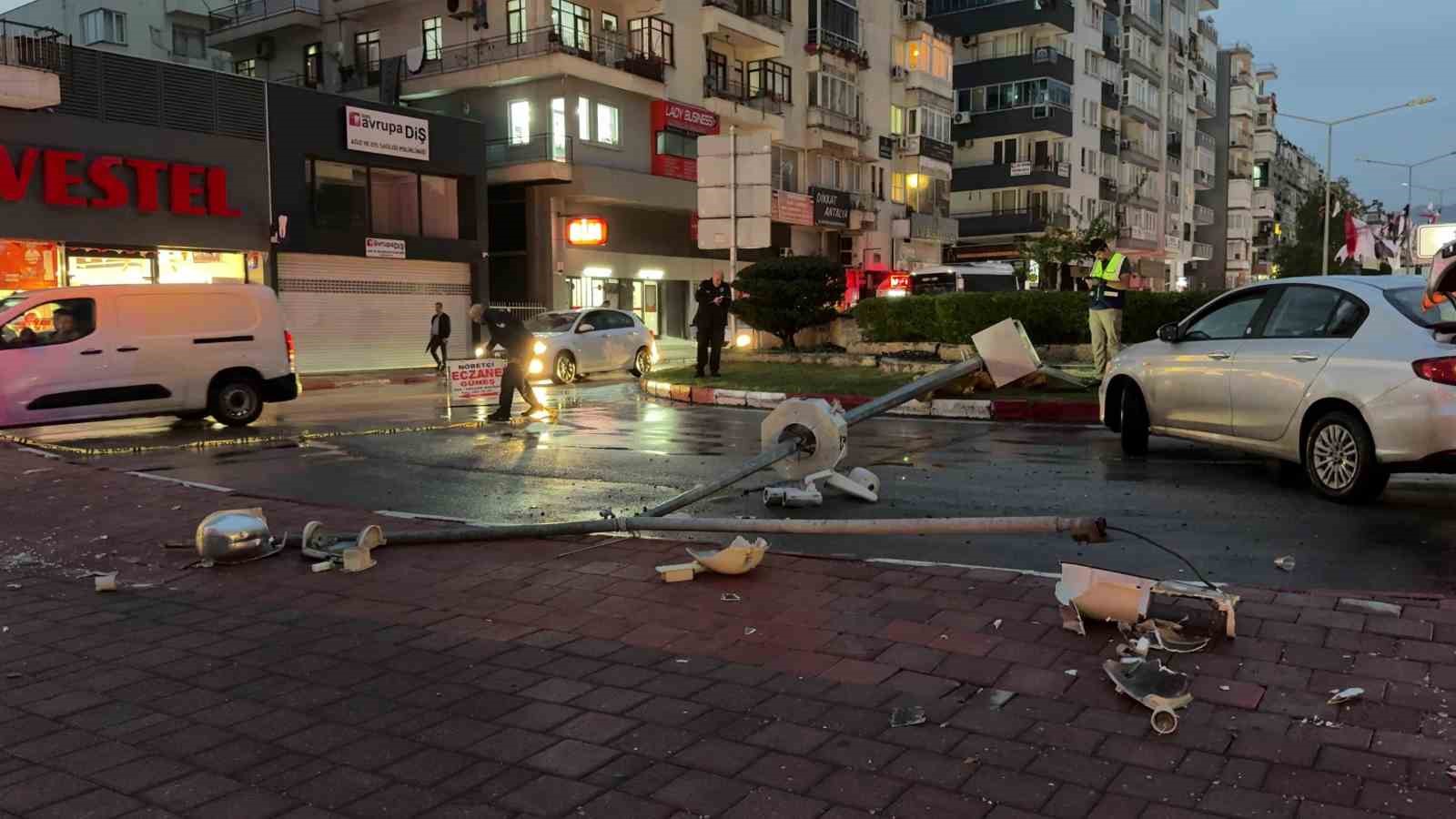 Fırtına tonlarca ağırlıktaki çatıyı karayoluna savurdu, muhtemel faciadan dönüldü 6 firtina tonlarca agirliktaki catiyi karayoluna savurdu muhtemel faciadan donuldu 2 gnsK92yL