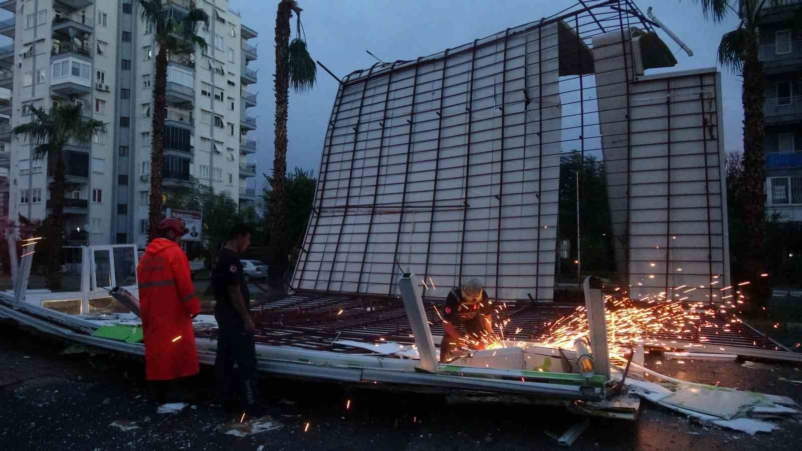 Fırtına tonlarca ağırlıktaki çatıyı karayoluna savurdu, muhtemel faciadan dönüldü 7 firtina tonlarca agirliktaki catiyi karayoluna savurdu muhtemel faciadan donuldu 3 A6Svfiwc