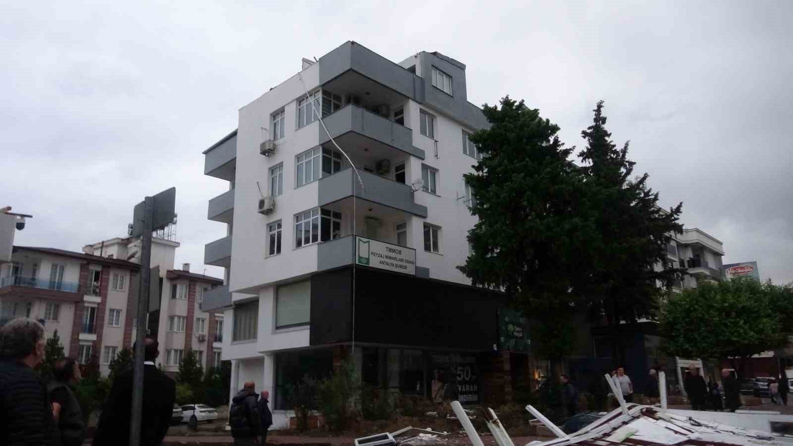 Fırtına tonlarca ağırlıktaki çatıyı karayoluna savurdu, muhtemel faciadan dönüldü 10 firtina tonlarca agirliktaki catiyi karayoluna savurdu muhtemel faciadan donuldu 6 RLOzHmcf