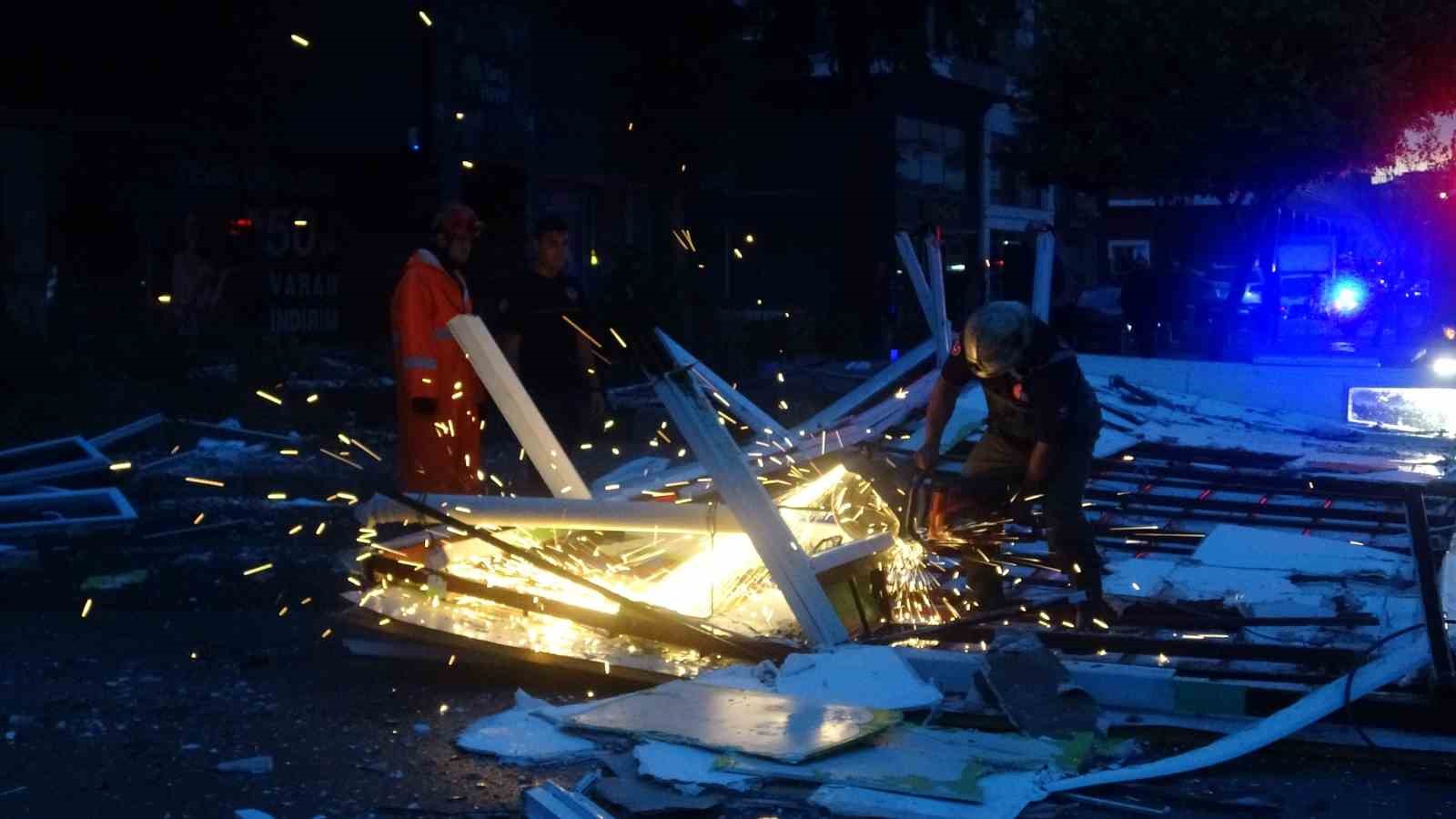 Fırtına tonlarca ağırlıktaki çatıyı karayoluna savurdu, muhtemel faciadan dönüldü 11 firtina tonlarca agirliktaki catiyi karayoluna savurdu muhtemel faciadan donuldu 7 jQ9sDlaQ