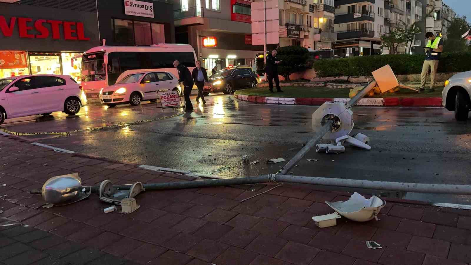 Fırtına tonlarca ağırlıktaki çatıyı karayoluna savurdu, muhtemel faciadan dönüldü 12 firtina tonlarca agirliktaki catiyi karayoluna savurdu muhtemel faciadan donuldu 8 w9MGdRjb